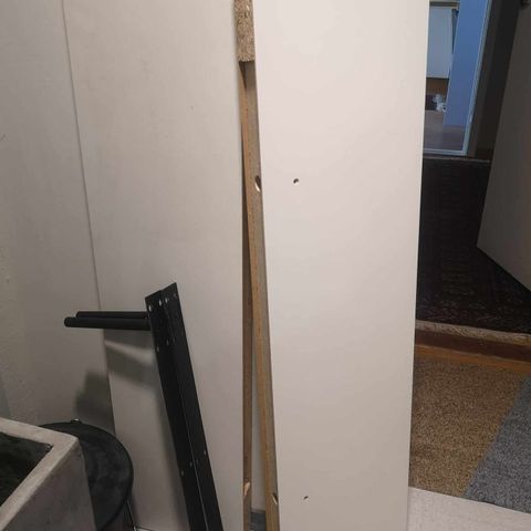 2 IKEA komplette hyller gis bort