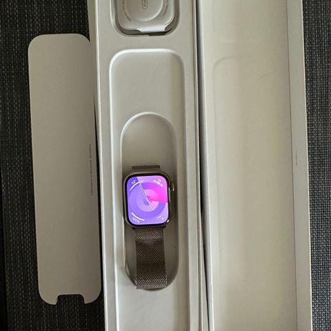 Apple Watch Series 8 GPS+ Cellular 41 mm urkasse i gull i rustfritt stål