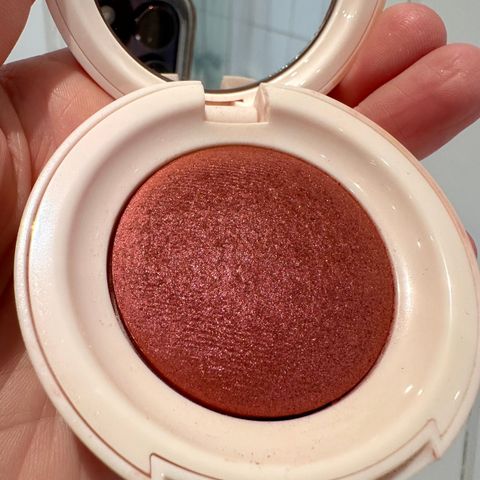 Rare Beauty blush i fargen Truth og bronzer fra Makeup by Mario.