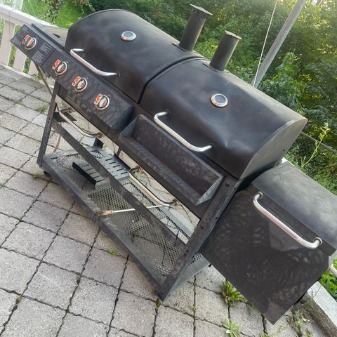 Grill m/ både gass og kull selges til rimelig med pris!