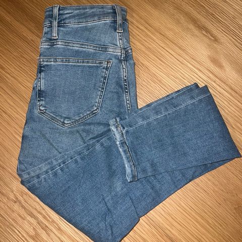 Peachy jeans fra Bikbok