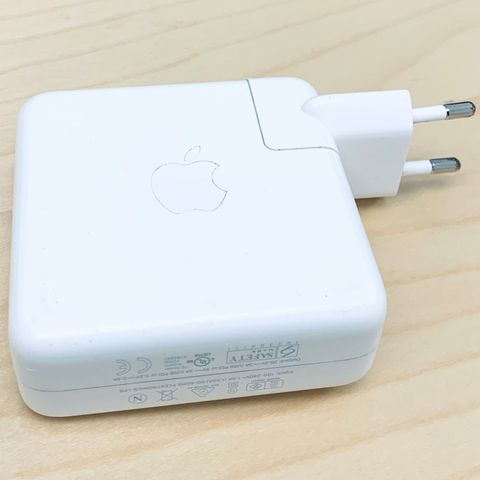 USB C adapter - kan leveres på NTNU