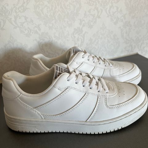 Veldig lite brukte  sneakers fra din sko kr 200