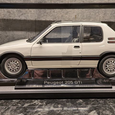 1988 modell - Peugeot 205 GTi 1.6 - Hvit lakk - Norev - skala 1:18