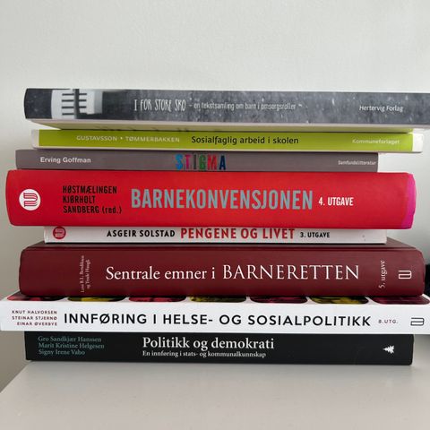 Bøker til Barnvern og Sosionom studie