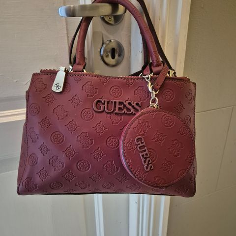 Burgunder Crossbody Skulderveske fra Guess