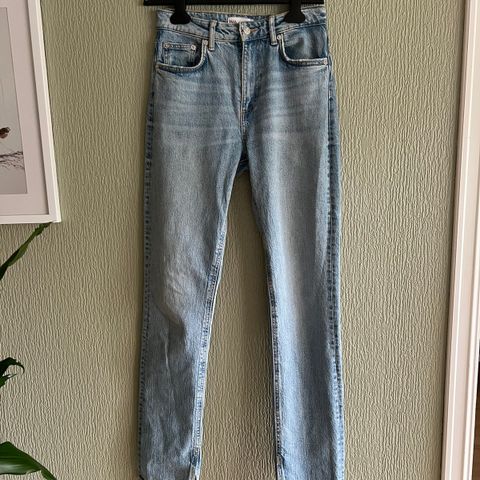 Zara Jeans med lange ben og splitt str 34