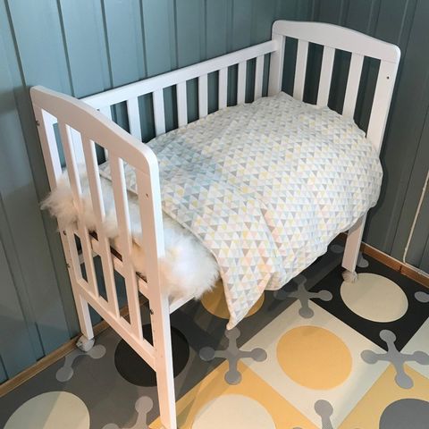 Babydan sidebed med madrass