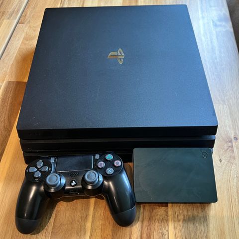 Playstation 4 PRO, med 4TB ekstern hardisk og 1 kontroller