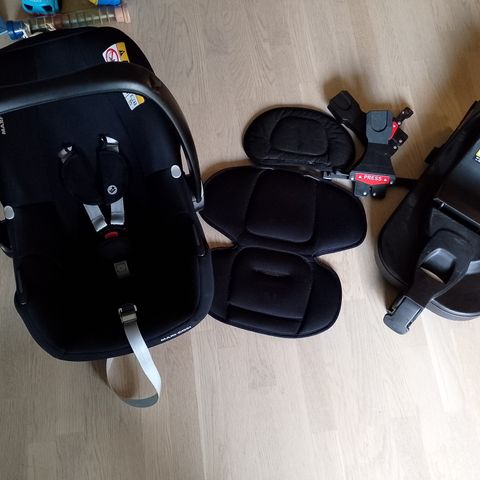 Maxi Cosi CabrioFix i-size med fester til barnevogn