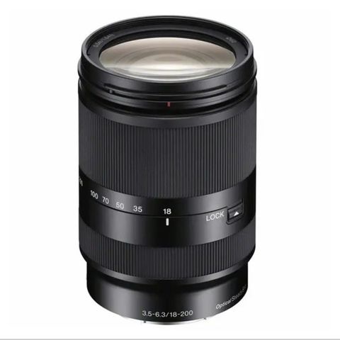 Sony E 18-200mm f/3.5-6.3 med solhette