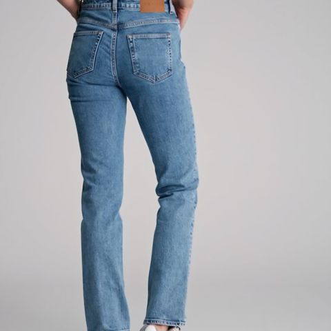 2 stk straight jeans (mørk vask og lys vask)