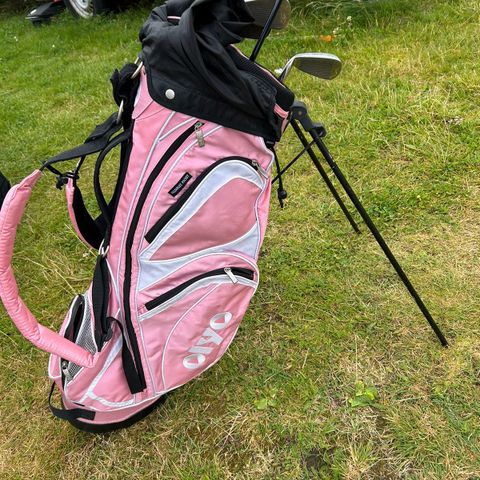 Olyo rosa golfbag med jernkøller og Driver, første dame til mølla..:-)