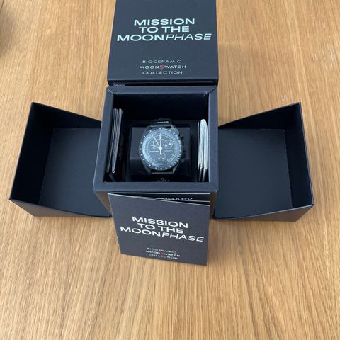 Omega x Swatch Moonswatch Moon Phase Snoopy Svart (helt ny)