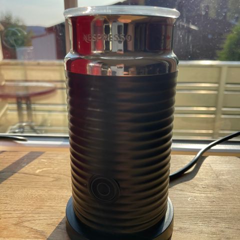 Nespresso Aeroccino Sort Melkeskummer.