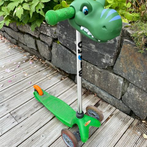 Micro mini sparkesykkel med dinosaurspor fra sprell