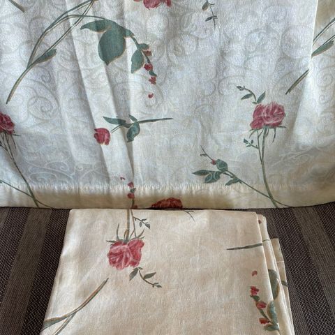 Vintage gardiner med røde blomster