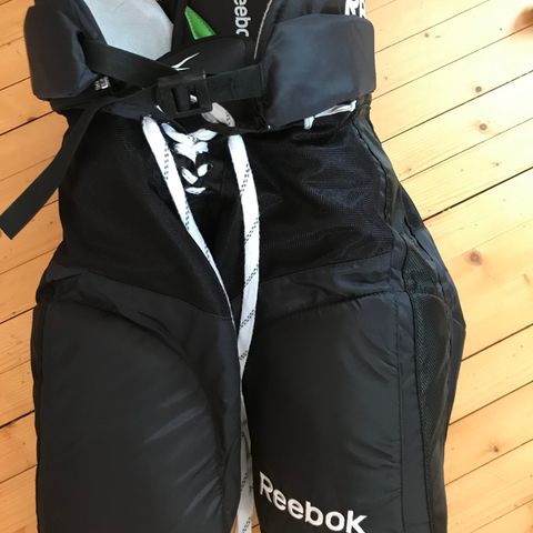 Hockeybukse Reebok str. Junior XL, selges kr. 250,-