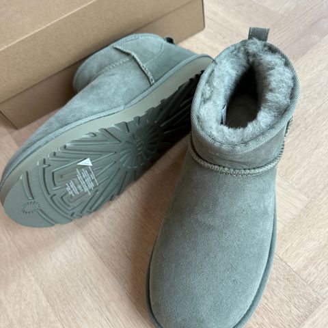 Helt nye, ubrukte UGGS i grågrønn farge