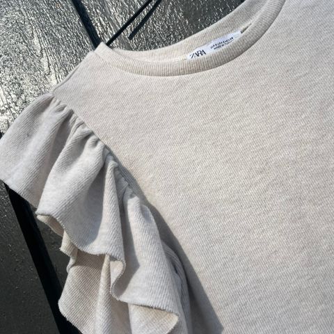 Superfin, beige topp med volanger fra Zara - str S