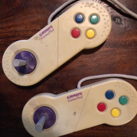 2 stk Gravis Gamepads til eldre Apple Mac maskiner