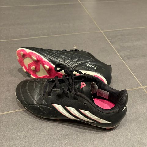 Diverse Adidas fotballsko til barn. Str 33 og 34