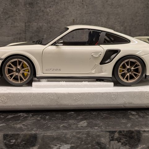 Porsche 911 GT2 RS - 2011 modell - Minichamps - Limited Edition - skala 1:18