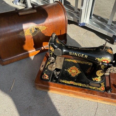 Gamme Singer symaskin 250 kr.