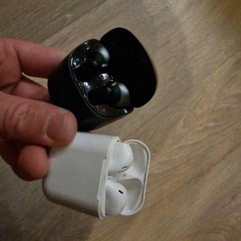 JBL og air pod hodetelefoner