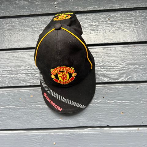 Manchester United caps 57cm