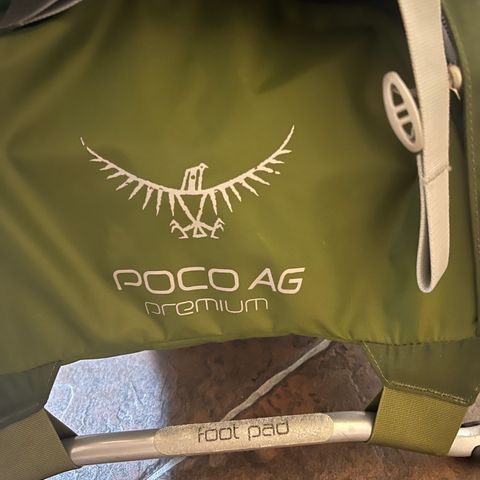 Osprey Poco AG Premium bæremeis med regntrekk