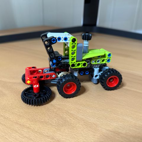 Lego Technic 42102 - Mini CLAAS XERION