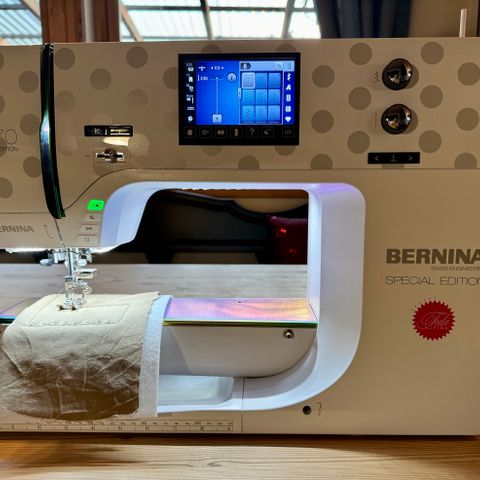 Tula Pink Bernina 770 QE Special Edition. Oppgradert til «Pluss versjon»