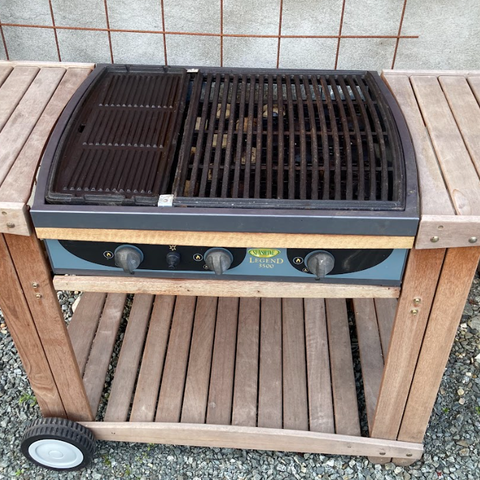 Gassgrill med regulatorsett og trebord