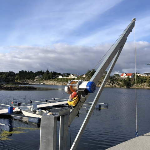 Kran til båt/vannscooter,  løftekapasitet 1 tonn.