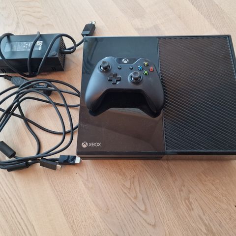 Xbox ONE m/ kontroll og medfølgende HDMI kabel