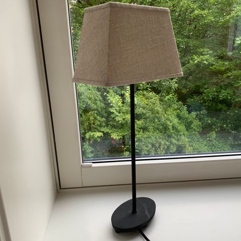 New Era sort bordlampe med beige linskjerm