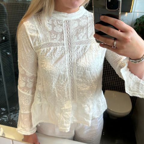 Blondebluse med broderier fra Zara i bohem-stil