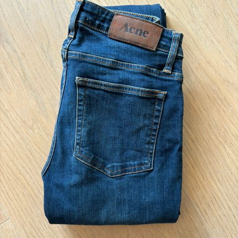 Pent brukte mørkeblå Acne jeans 26/32