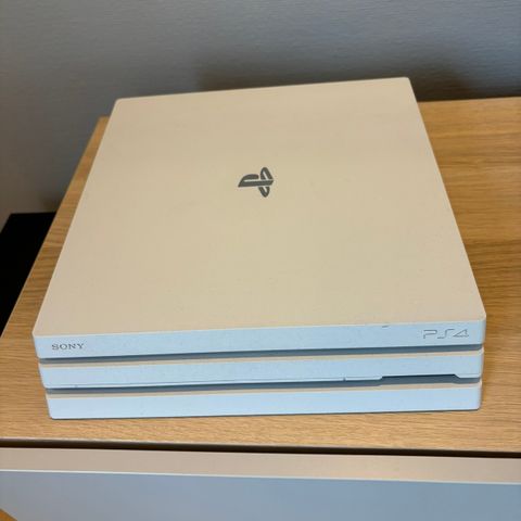 PlayStation 4 Pro hvit