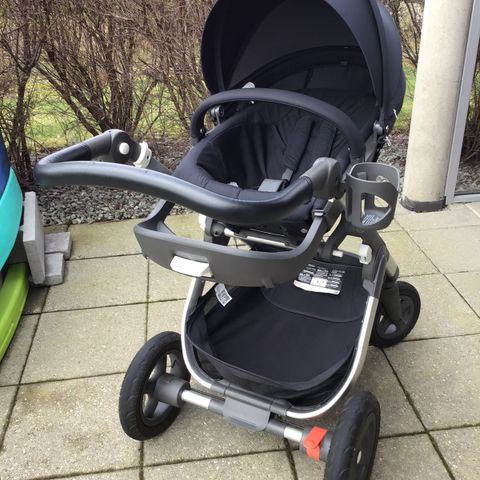 Stokke trailz med isofix bil sete.