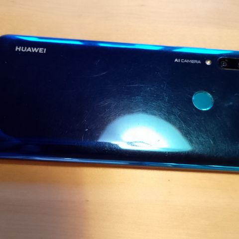 Huawei Smart 2019 med ødelagt skjerm