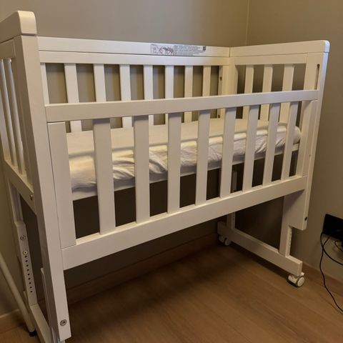 Troll bedside crib