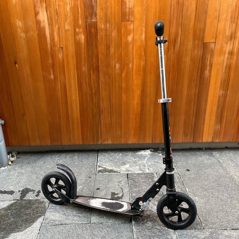 Micro Black Mobility sparkesykkel for ungdom