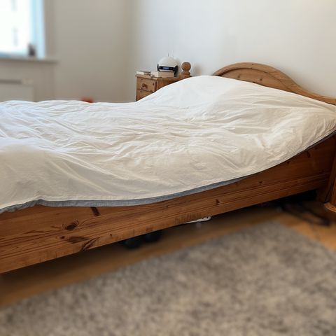 Solid pine double bed // Dobbeltseng i massiv furu