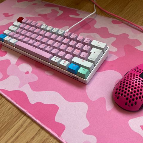 Gaming led-tastatur og rosa mus og musematte selges