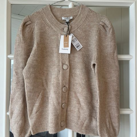 Nydelig strikket cardigan fra B.young:)