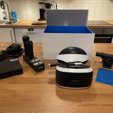 PSVR i original boks med alt av tilbehør og joystick