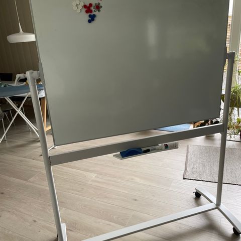 Whiteboard stor vendbar tavle  nesten ny