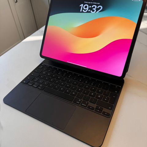 iPad Pro 13’’ (2024), 1TB Wifi+5G, (Svart) + Magic Keyboard + Pencil Pro